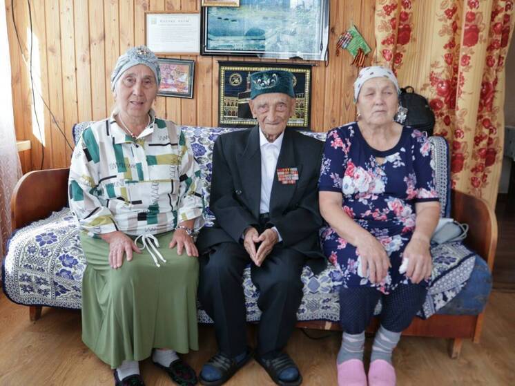 Татарстанца Тафкиля Валеева в Актаныше поздравили со 100-летием