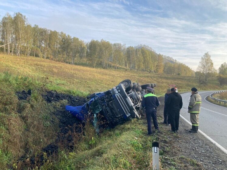 Большегруз с полуприцепом опрокинулся на Алтае. Водитель в больнице