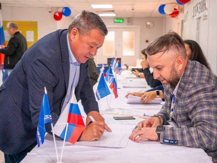 Спикер Заксобрания ЯНАО с семьей пришел на участок для голосования
