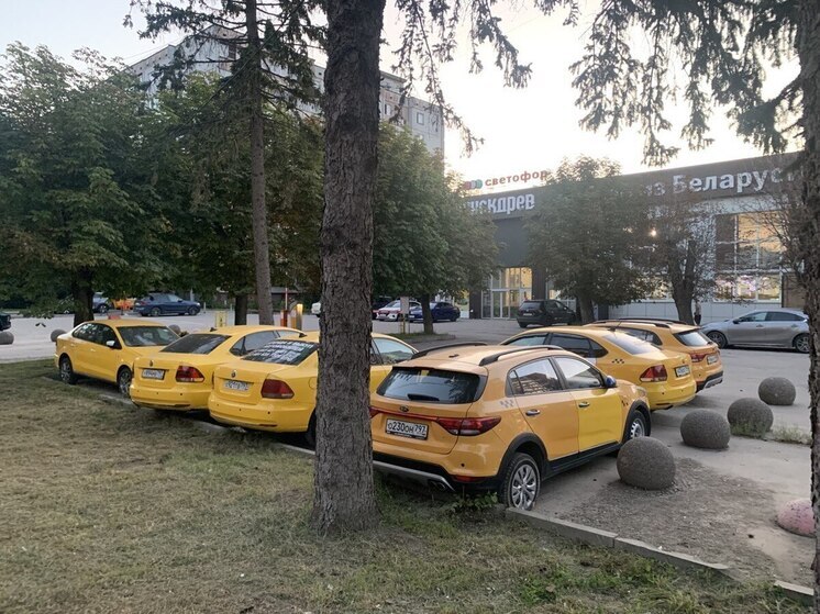 В центре Тулы ко дню города образовалась «стихийная свалка» такси