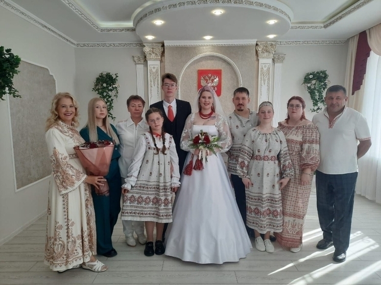 Царевна-лебедь: пара из Читы сыграла свадьбу в славянских нарядах