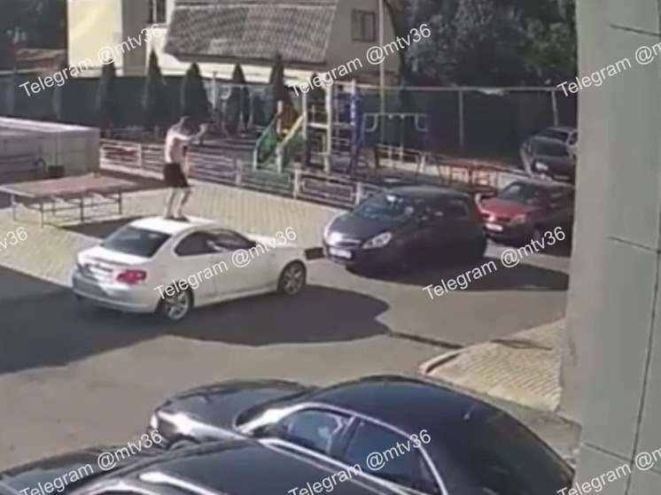 Полуголый неадекватный парень облюбовал машины в воронежском ЖК «Ультра»