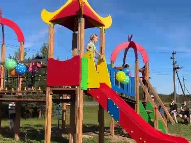 Детвору села Парское Родниковского района порадовали новой игровой площадкой