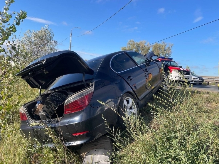 Водитель BMW врезался в световую опору в Самарской области утром 12 сентября