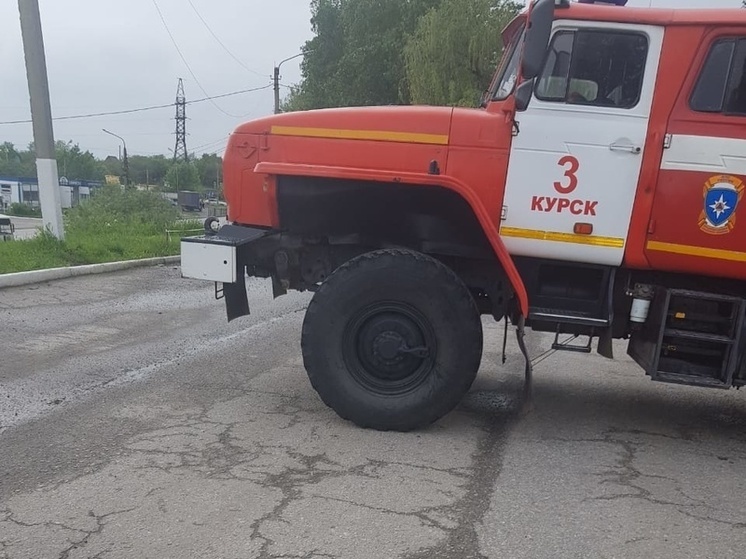 Двух человек эвакуировали при пожаре в доме на улице Бойцов 9-й дивизии в Курске