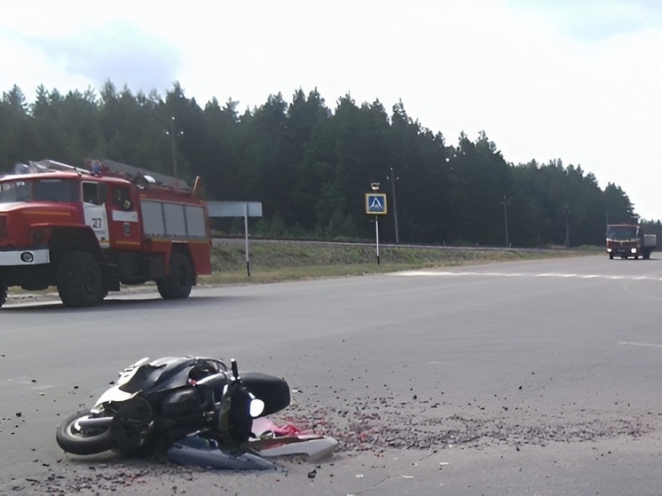 Мотоцикл и автомобиль столкнулись на Чернавском мосту в Воронеже