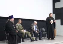 Представители "литературного десанта" в рамках поездки, организованной издательским советом Русской православной церкви (РПЦ), провели встречу с учащимися колледжей и молодыми творческими людьми в Мелитополе