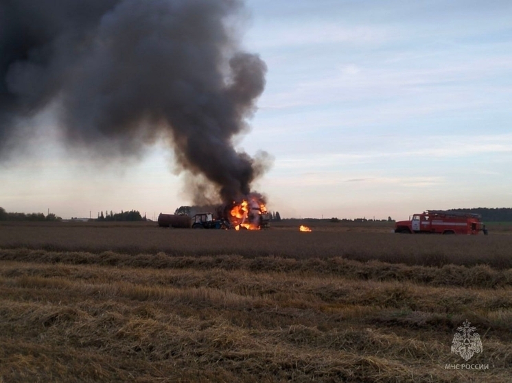 В Марий Эл при уборке урожая в поле сгорел комбайн