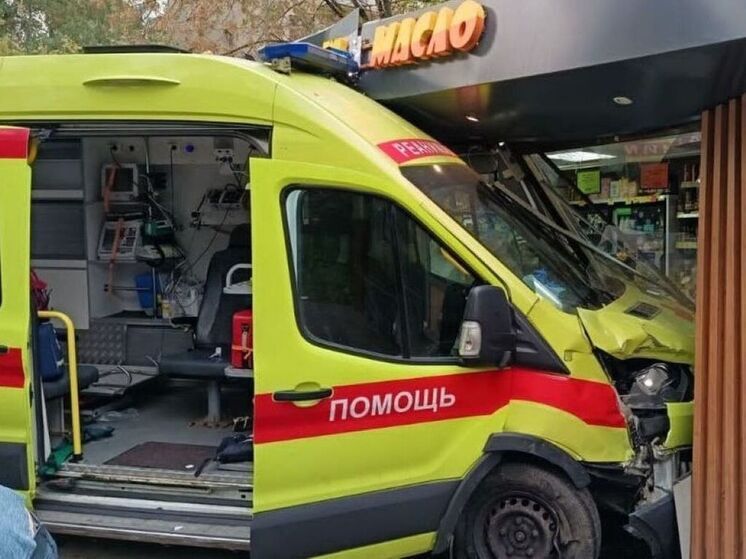 Скорая помощь протаранила продуктовый павильон в подмосковном Королеве