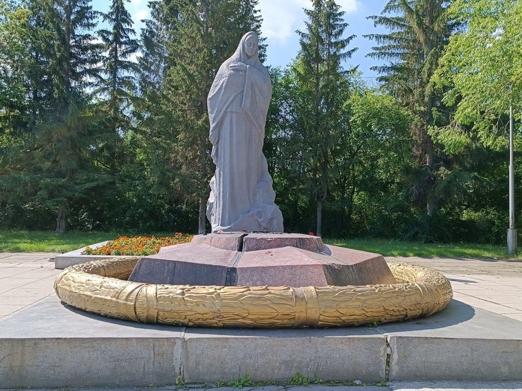 Пятиклассницы жарили зефир на Вечном огне в Каменске-Уральском