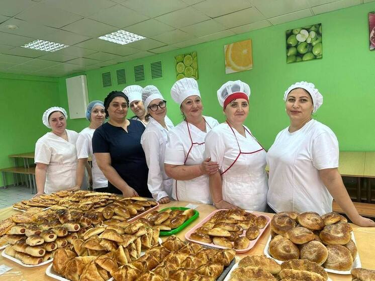 Свежей выпечкой и шашлыком наслаждаются ноябряне на избирательных участках
