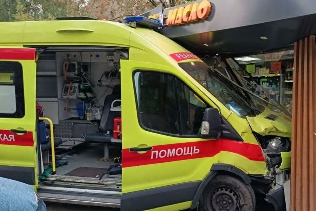 Реанимобиль скорой помощи протаранил стену магазина в Подмосковье и попал на видео