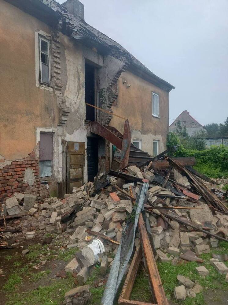 В Советске начали сносить дом, где до сих пор живут люди