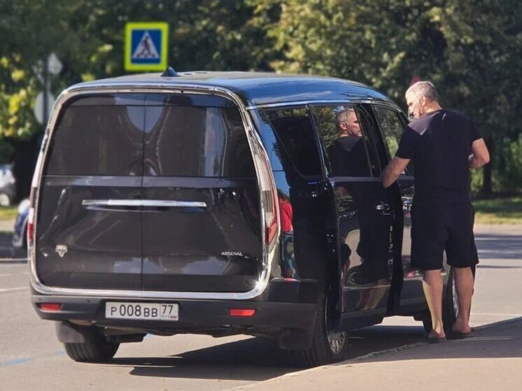 Хоккеист А. Овечкин купил минивэн Aurus Arsenal: авто сняли на фото в Москве