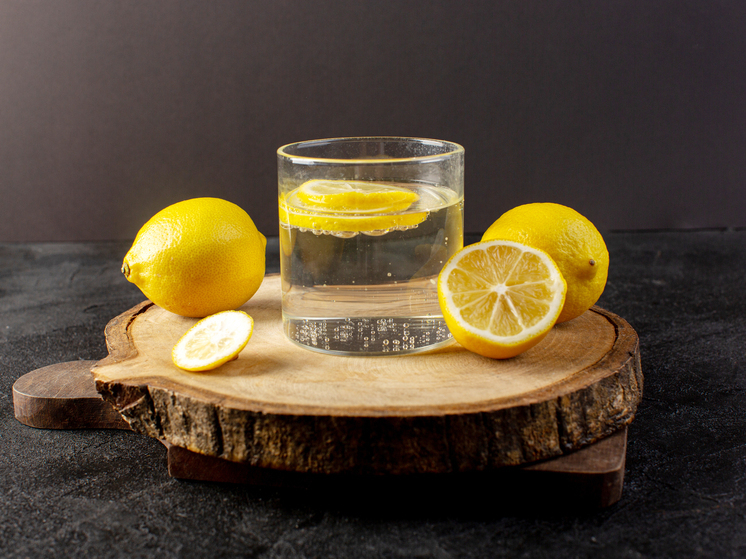 Диетолог Рейс: вода с лимоном и мятой поможет отказаться от газировки