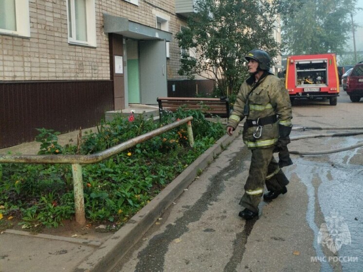 В Нововятском районе пожарные спасли 12 человек из горящего дома