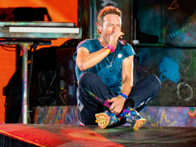 Coldplay, о мировом туре которых Music Of The Spheres («Музыка Сфер») «Звуковая Дорожка» уже подробно рассказывала, вошли в историю рока не только как группа, создавшая уникальный музыкальный микс из разных жанров – от хард-рока до электро- и дрим-попа, и умудрившаяся сохраниться в оригинальном составе с момента создания в 1998 году, но теперь, похоже, еще и впечатляющим финансовым успехом, который «может соперничать» с феноменальным экономическим «чудом» самой Тейлор Свифт