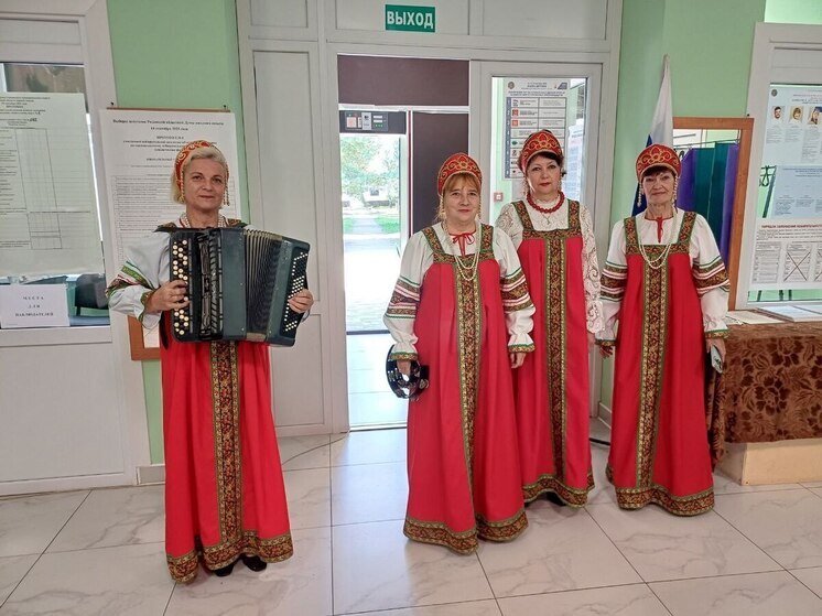 Артистки с баяном поздравили избирателей на участке в Скопинском районе