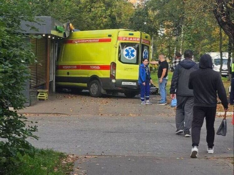 В Королёве «скорая» влетела в магазин после ДТП