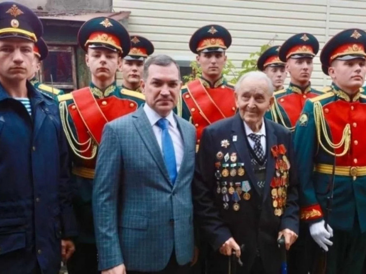 Мэр Новосибирска поздравил ветерана ВОВ Владимира Сбоева со 100-летием