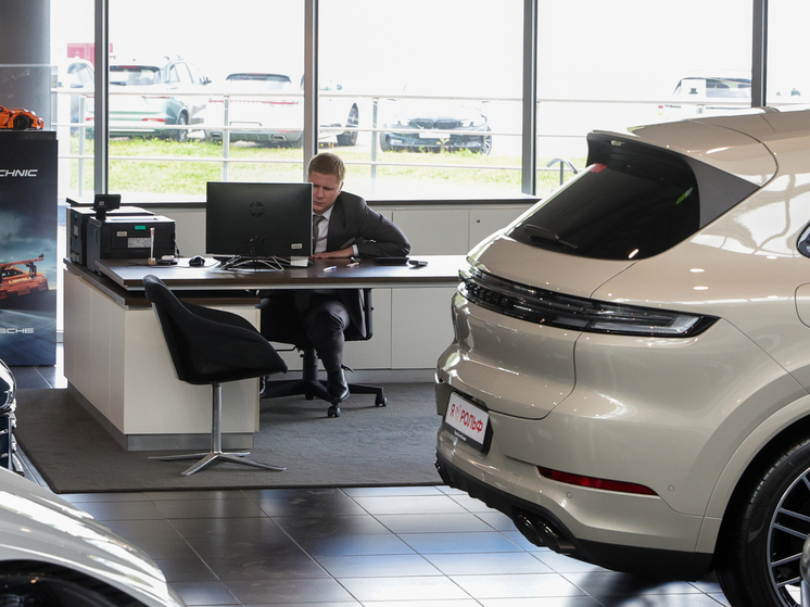 Экономист Корнеев: по автомобильному рынку ударило четыре фактора