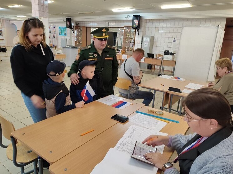 Ветеран СВО проголосовал на выборах губернатора вместе с семьей в Ленобласти