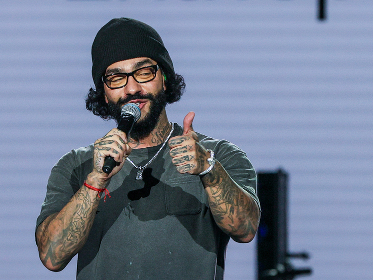 Российский рэпер Тимати подарил месячной дочери Эмме шикарный золотой браслет