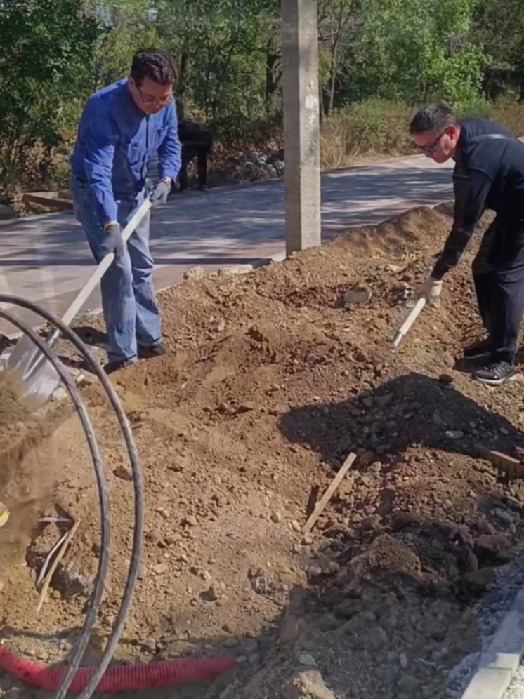 В Элисте на субботник из офисов вышла почти вся столичная администрация