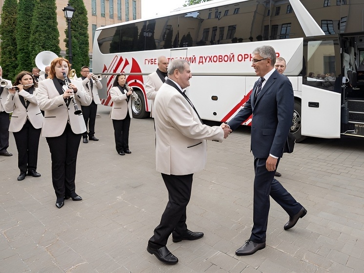 Дмитрий Миляев передал Губернаторскому духовому оркестру новый автобус