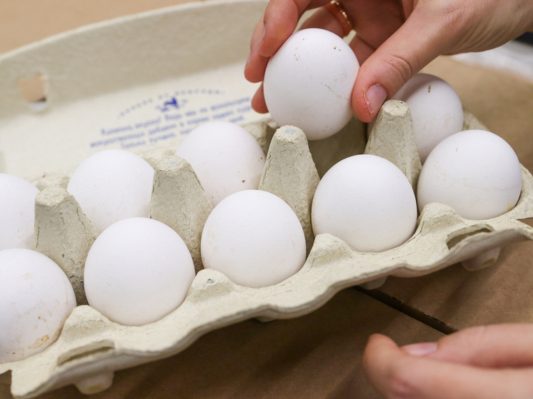 В Питере хулиганы кинули в девушку яйцо с 8-го этажа, пострадавшая - в больнице