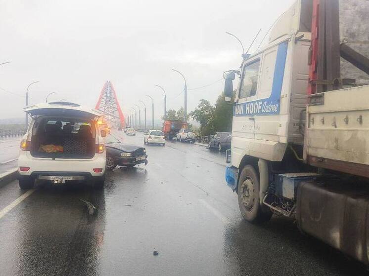 Смертельное ДТП на Бугринском мосту: водитель погиб при установке аварийного знака