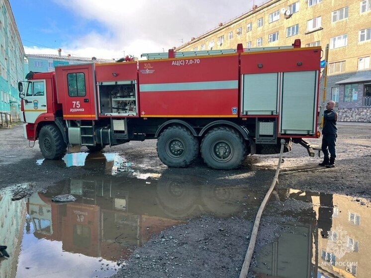 Красноярские спасатели вывели ребенка из задымленного дома в Дудинке