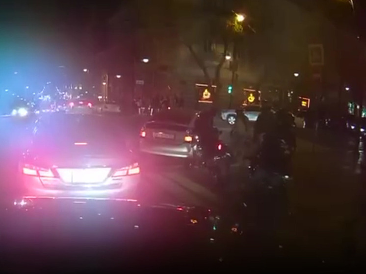 Во Владивостоке байкеры избили водителя Toyota Prius недалеко от патруля ДПС