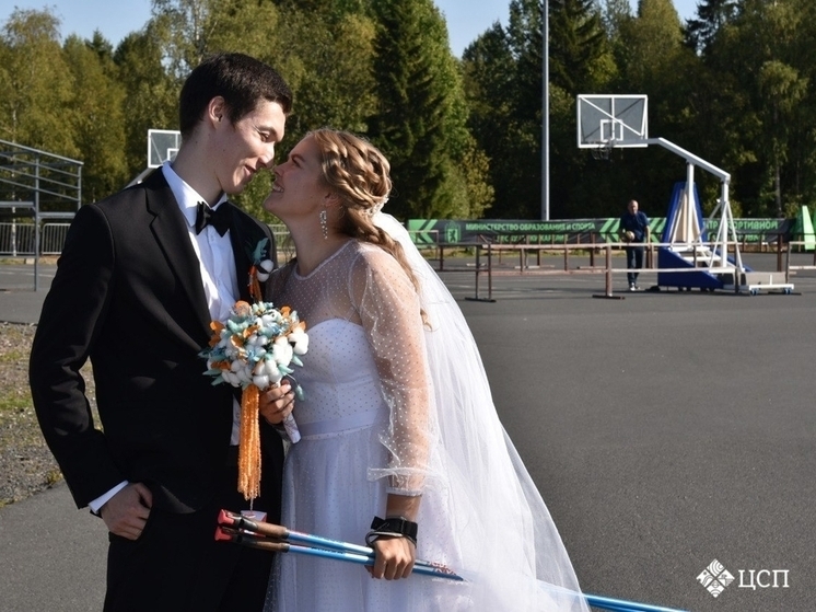 Невеста в Петрозаводске удивила необычным образом, приехав на свадьбу на лыжероллерах