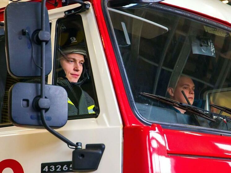 Челябинские огнеборцы потушили пожар в автосервисе
