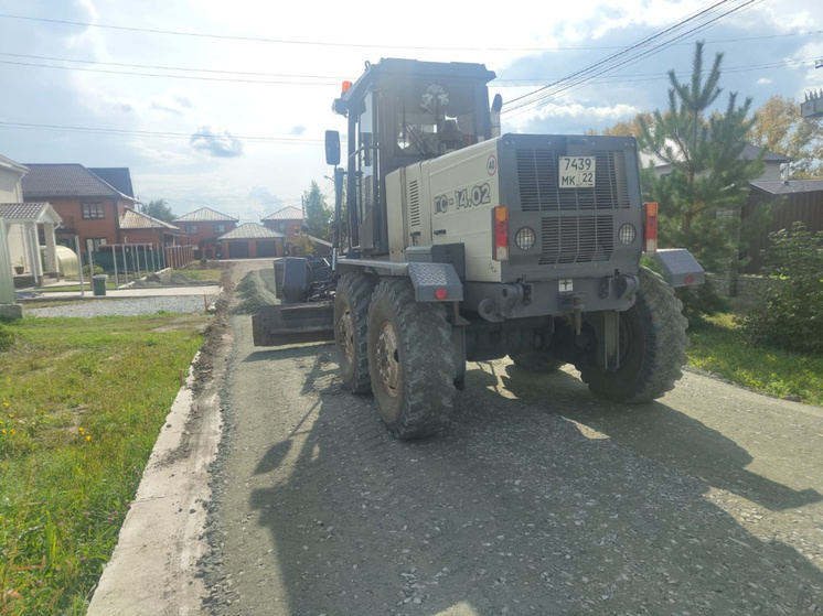В барнаульском микрорайоне Спутник начали ремонтировать дороги