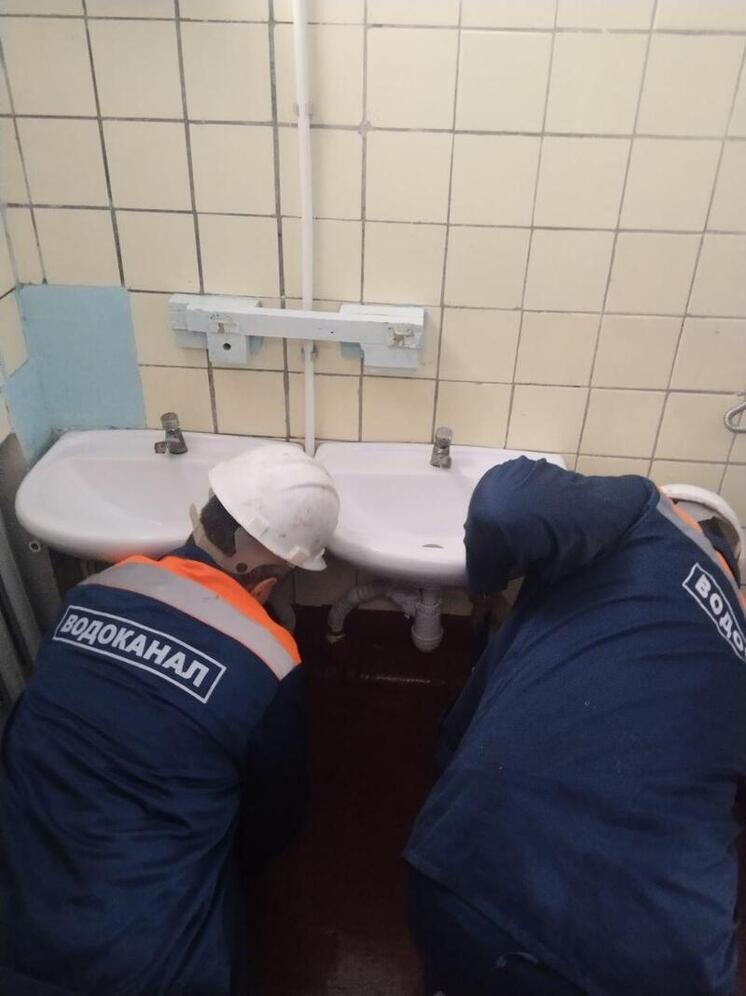 Рязанские специалисты отремонтировали сантехнику в школе Херсонской области