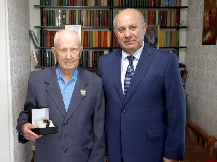 Сергей Кравчук поздравил с 99-летием почетного хабаровчанина и ветерана войны