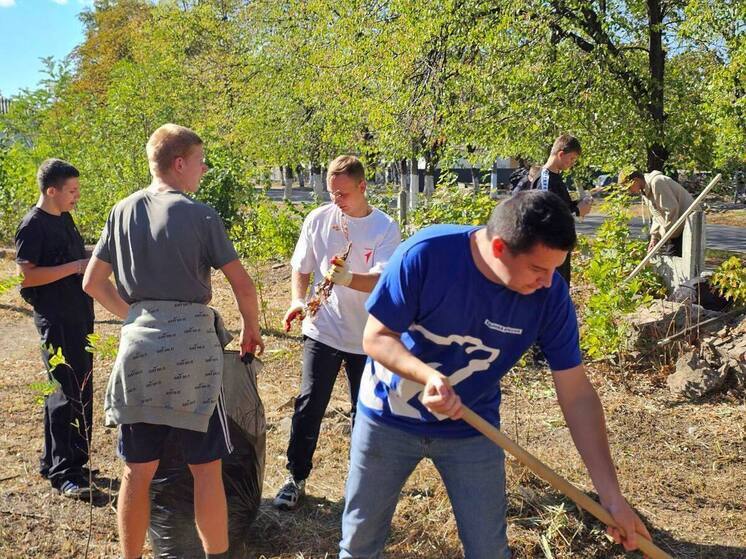 Активисты Шахтерска провели субботник на территории гуманитарного центра «Сахалин-Шахтерску»