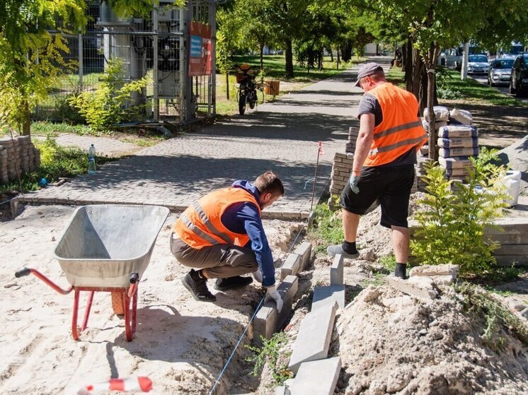 В Мелитополе обновляют тротуарную плитку на бульваре 30-летия Победы