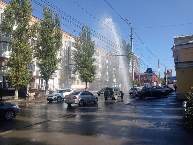 Улицу Чернышевского в Саратове накрыл коммунальный фонтан