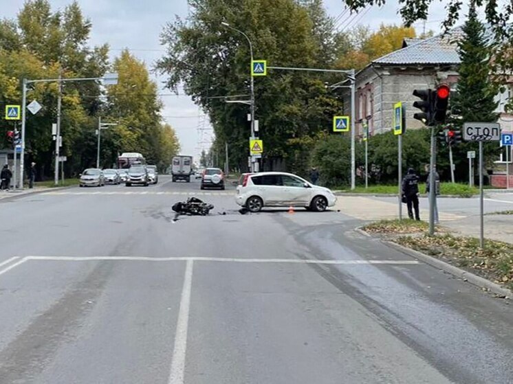В Новосибирске мотоциклист врезался в автомобиль и получил травмы