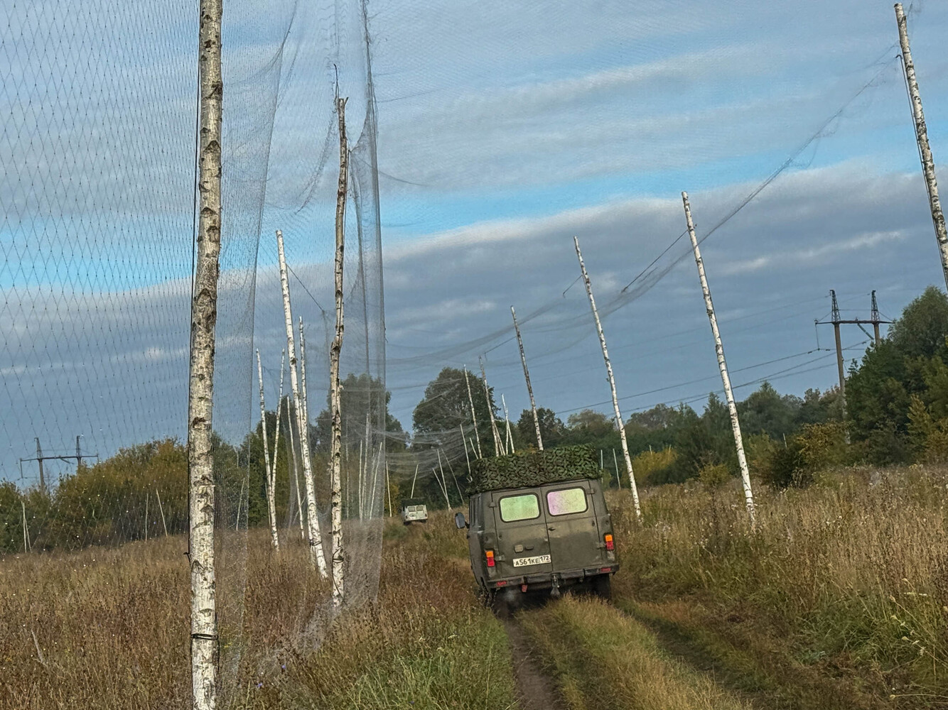 Военнослужащие осматривают местность