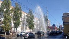 Коммунальный фонтан продолжает поливать пятиэтажку на улице Чернышевского