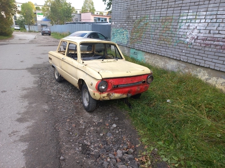 В Ковдоре ищут хозяина машины, которая «прописалась» около дома на улице Коновалова