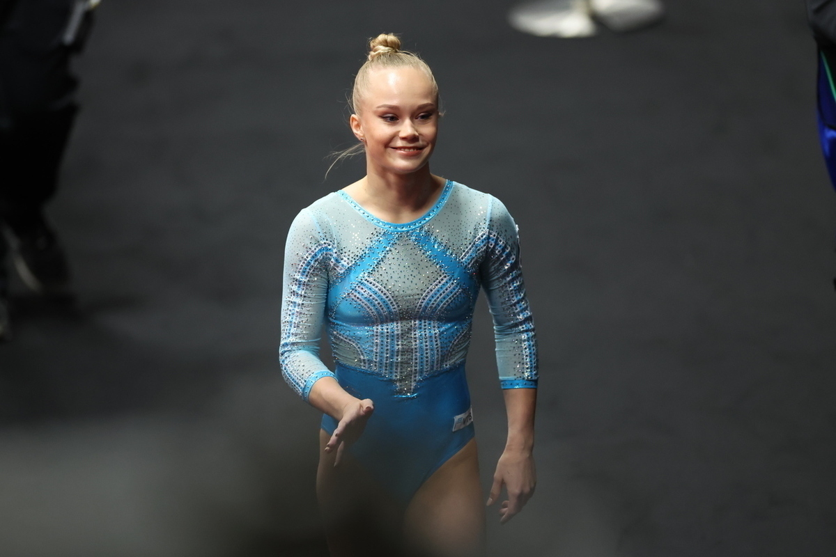 Гимнастка Мельникова сорвала элемент на брусьях на турнире в Париже
