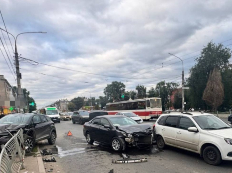 В Самаре 12 сентября произошла тройная авария в Кировском районе