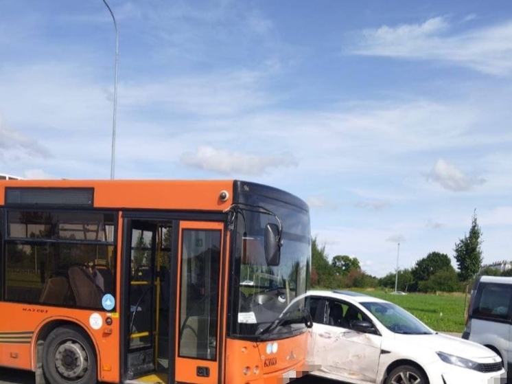 В Калининграде легковушка протаранила автобус, травмы получил ребенок