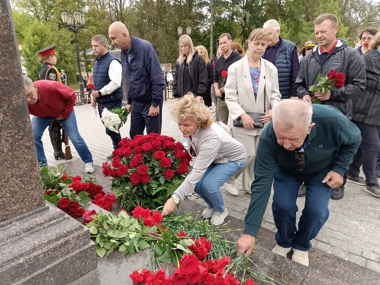 В Гатчине состоялся траурный митинг у стелы «Город воинской славы»