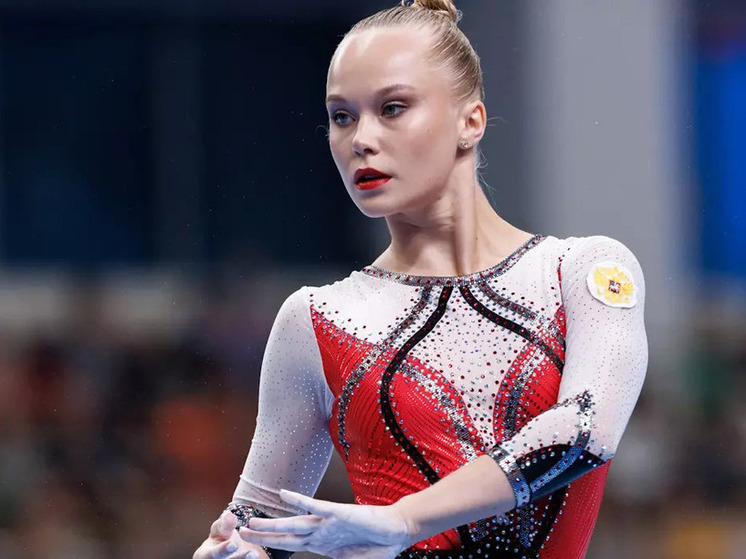 Олимпийская чемпионка Мельникова упала с брусьев на соревнованиях в Париже